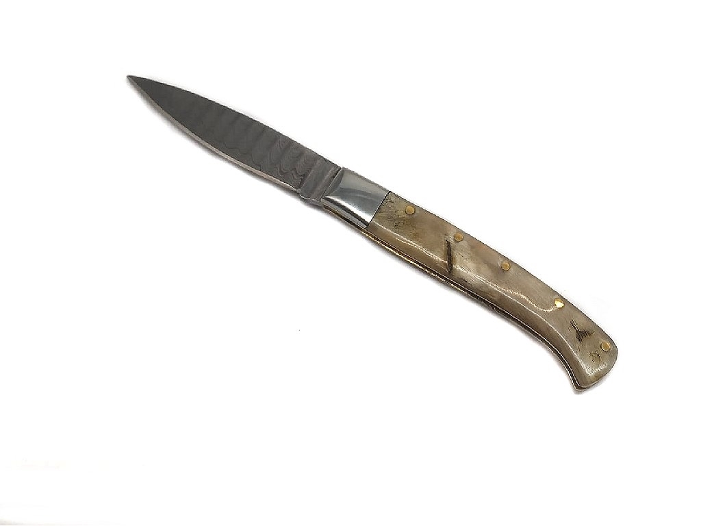 Coltello in corno di montone e lama damascata