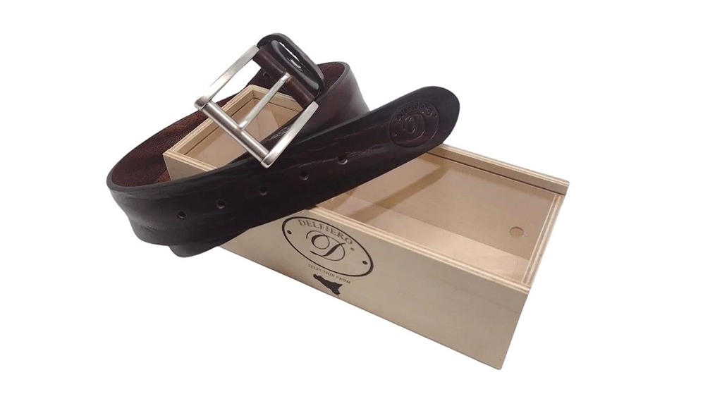 Delfiero vetrina legno con Cintura Italiana Vintage in Cuoio Extra Colore Testa di Moro 40 mm nikel free